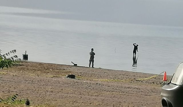 Eğirdir Gölü’nde bulunan el bombaları imha edilmek üzere gölden çıkarıldı