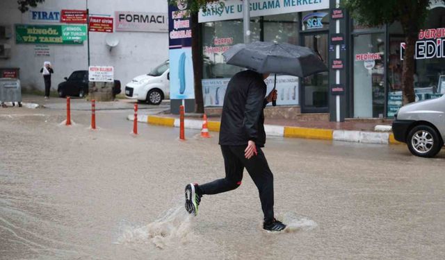 Elazığ’da sağanak hayatı felç etti