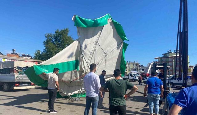 Fırtına toptancı halinde şemsiyeleri devirdi, bir araçta maddi hasar oluştu