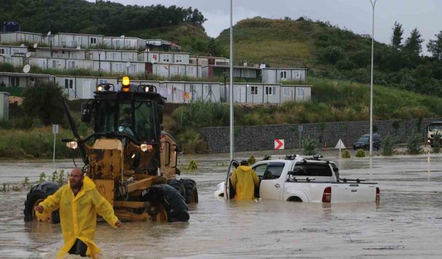 Göle dönen yolda mahsur kalan araç kurtarıldı