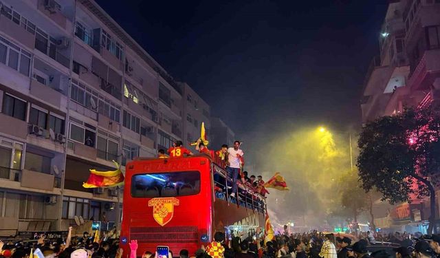 Göztepe, otobüsle taraftarlarını selamladı