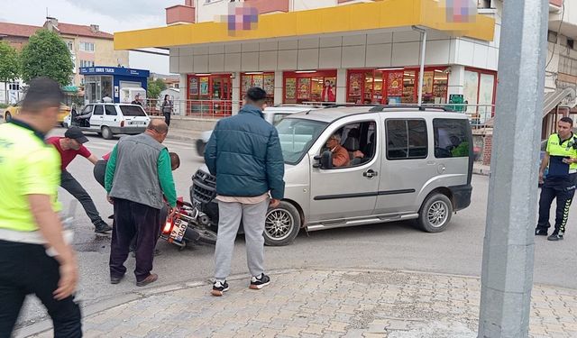 Hafif ticari araç ile motosiklet çarpıştı: 1 yaralı