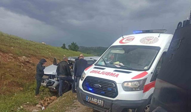 Hafriyat kamyonu ile polis aracı çarpıştı: 1 yaralı