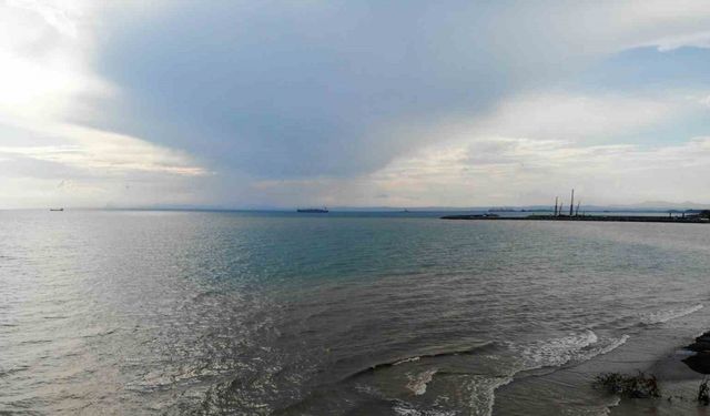 Hatay’da şiddetli yağışlar sonrası denizin rengi değişti