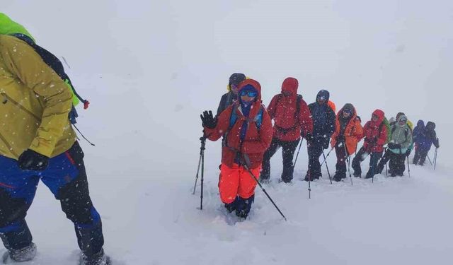 Hava muhalefeti Rus dağcıların zirve yapmasına izin vermedi