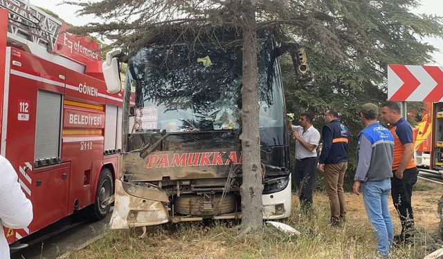 Isparta’da kontrolden çıkan yolcu otobüsü ağaca çarptı: İlk belirlemelere göre 11 yaralı var