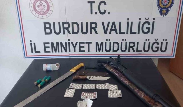 Kaçan araçtan, silah, bıçak ve uyuşturucu çıktı: 25 bin TL para cezası uygulandı