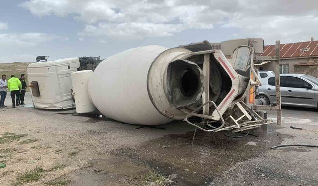 Karaman’da beton mikseri devrildi: 1 yaralı