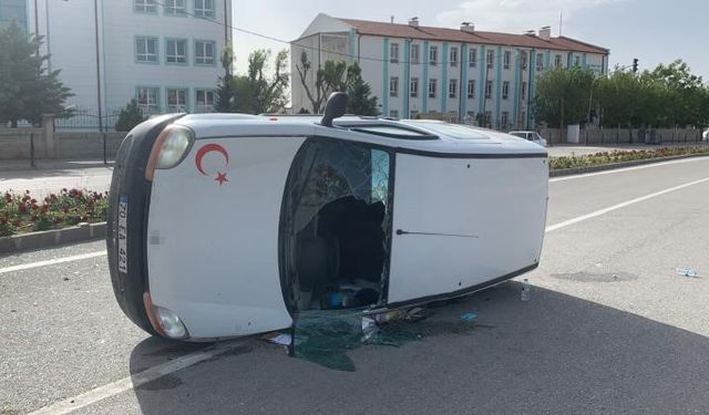 Karaman’da hafif ticari araçlar çarpıştı: 2 yaralı