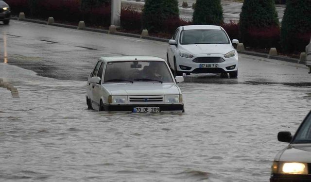 Karaman’da sağanak etkili oldu, araçlar yolda mahsur kaldı