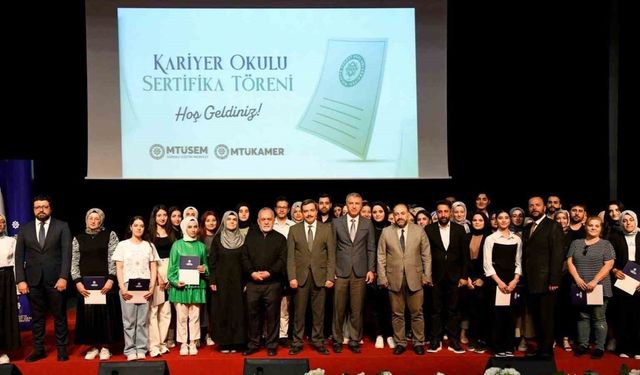 Kariyer Okulunu tamamlayanlar belgelerini aldı