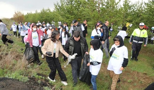 Kars’ta hatıra ormanındaki çöpler toplandı