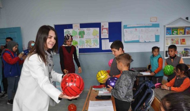 Kars’ta hayırsever iş kadınından öğrencilere destek