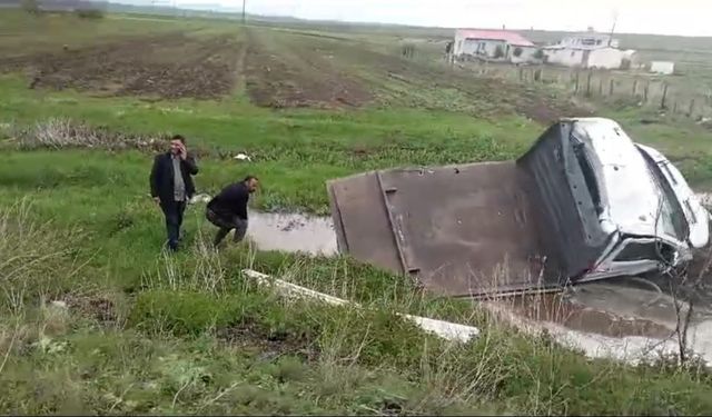 Kars’ta yoldan çıkan kamyonet çamura saplandı