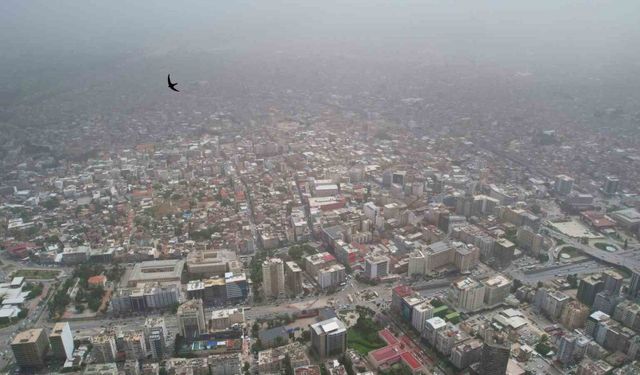 Kenti kaplayan toz bulutu dron ile görüntülendi