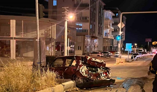 Kırmızı ışıkta bekleyen otomobile kamyon çarptı: 2 kişi yaralandı, yol trafiğe kapatıldı