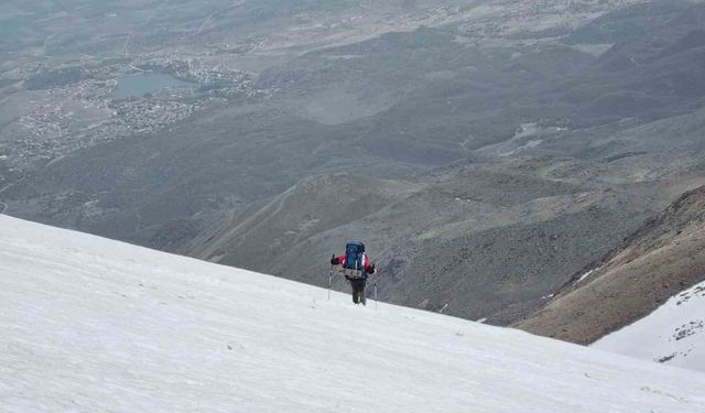 Kırşehirli dağcılardan 3177 rakımlı volkan kraterinde kamp