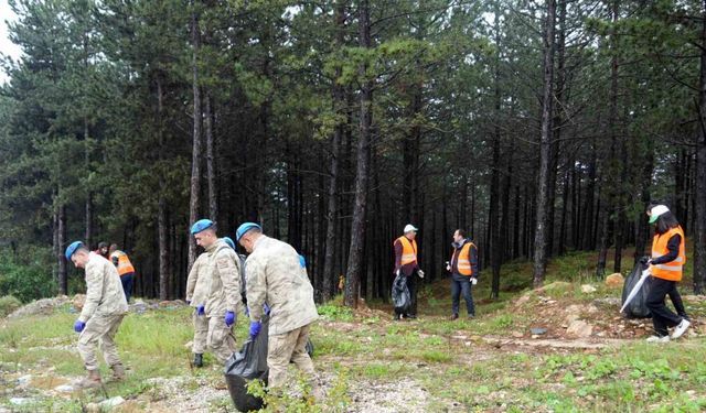 Komandolar ormanları yangınlardan korumak için atıkları topladı