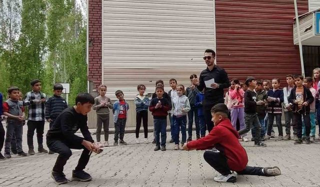 Köy çocukları kendi yaptıkları topaçlarla yarıştı