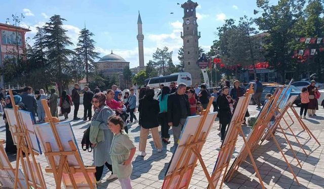 Kursiyerlerin yaptığı resimleri Atatürk meydanın da görücüye çıktı