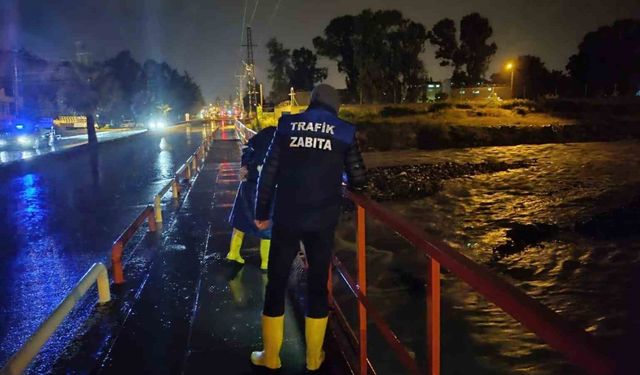 Kuvvetli yağışlar derelerin debisi artırdı, caddeler göle döndü