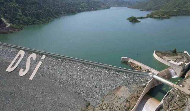 Kuvvetli yağışlarla birlikte yüzde yüz doluluk oranına ulaşan barajda su tahliyesi gerçekleştiriliyor