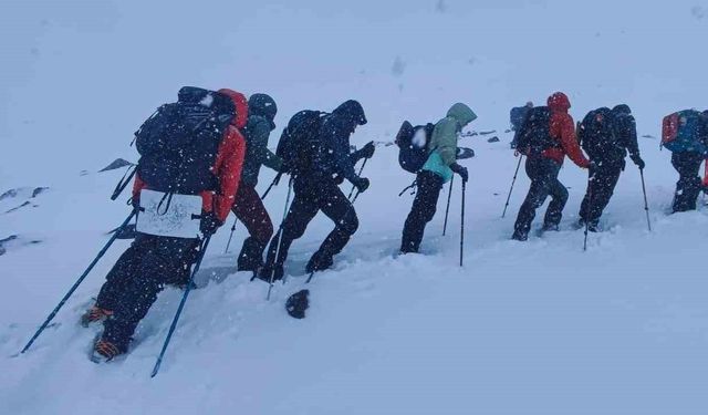 Mayıs ortasında Ağrı Dağı’na çıkan dağcılara kar sürprizi