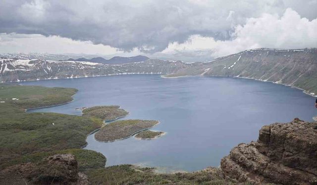 Nemrut Krater Gölü’nde bulut geçişi görsel şölen oluşturdu