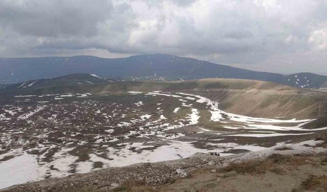 Nemrut Krater Gölü’nde iki mevsim bir arada yaşanıyor