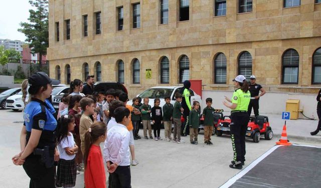 Öğrenci trafik polisi oldu, yayalara yol vermeyen sürücüye ceza kesti