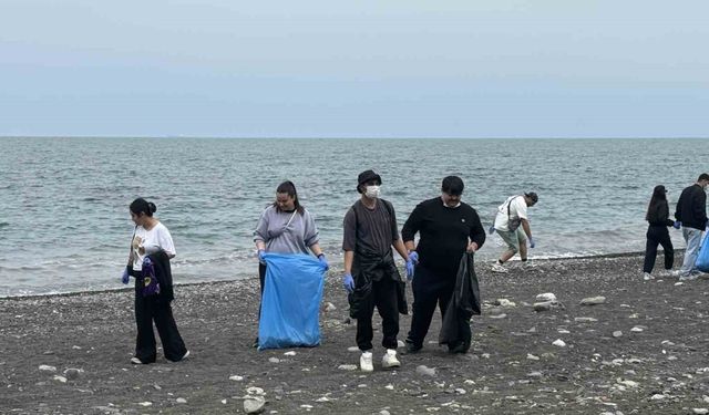 Öğrenciler sahilden poşet poşet çöp topladı