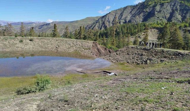 Oltu’da gölet taştı, bahçe ve araziler sular altında kaldı