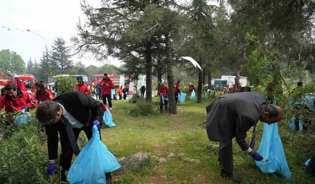 Ormana atılan çöpler tek tek toplandı