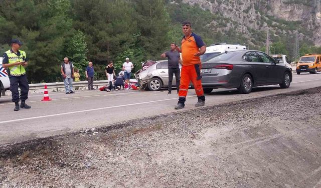 Otomobil bariyere çarptı: 4 aylık bebek hayatını kaybetti, 2 kişi yaralandı