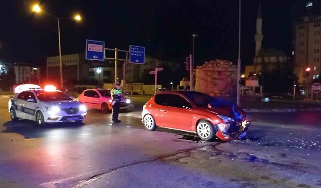 Otomobil hafif ticari araca çarptı: 3 yaralı