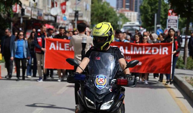 Özel bireylerin ’Sessiz Yürüşü’ne polis de destek oldu