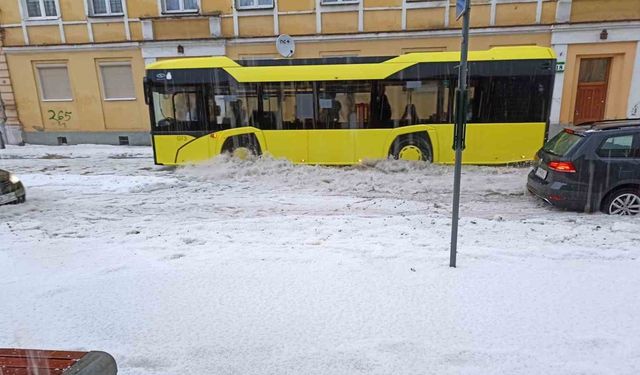 Polonya’da sağanak yağış ve dolu hayatı felç etti