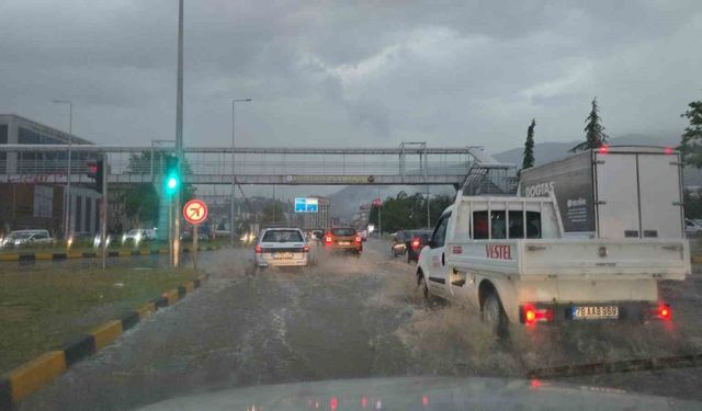 Sağanak sonrası yollar dereye döndü, tarihi konağın duvarı çöktü