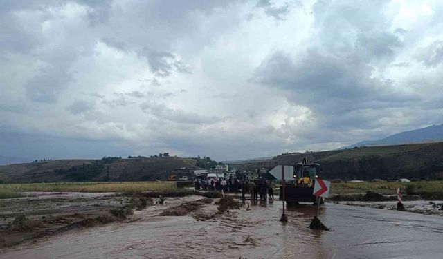 Sağanak yağış Kumçatı-Cizre kara yolunu ulaşıma kapattı