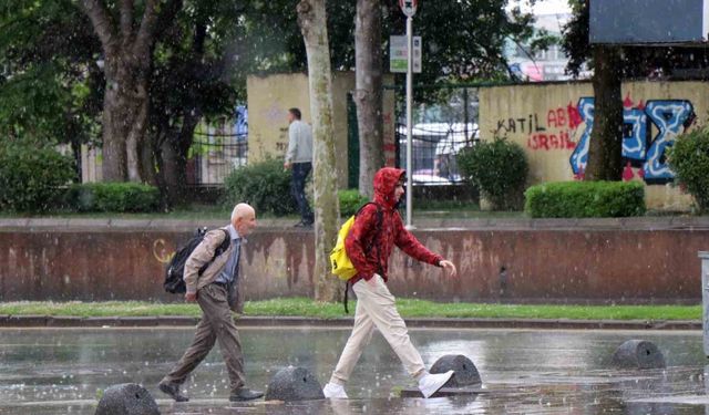 Sakarya’da yağmura hazırlıksız yakalananlar ıslanmaktan kaçamadı