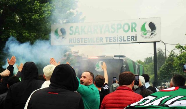 Sakaryasporlu taraftarlar, takımı derbiye meşale ve tezahüratlarla uğurladı