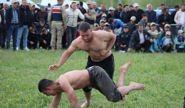 Sarıkamış’ta Karakucak güreşleri nefesleri kesti