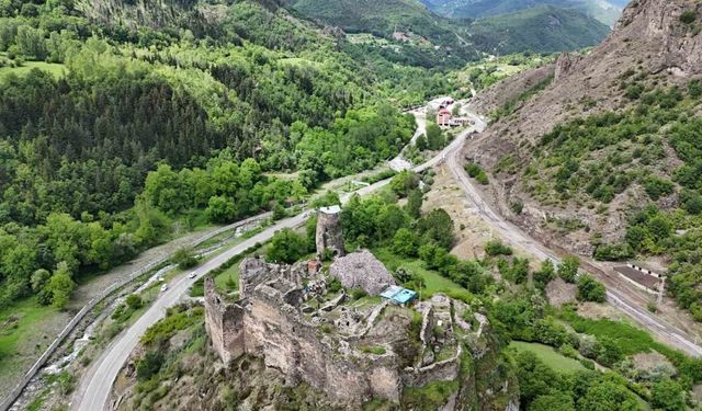 Şavşat’ın tarihi ve doğal güzelliklerini tanıtmak için bahar gezisi düzenlendi