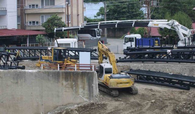 Sel felaketinde yıkılan asma köprünün yerine yeni köprü kuruluyor