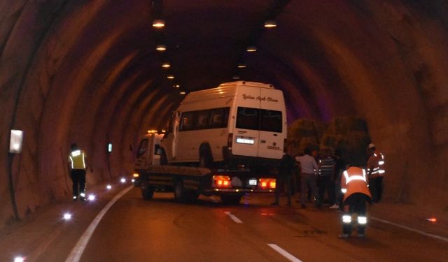 Sinop’ta traktör ile yolcu minibüsü çarpıştı: 11 yaralı