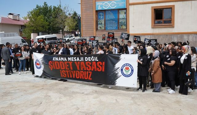 Şırnak’ta öğretmenler siyah elbiseler ile eğitimde şiddet olaylarını kınadı