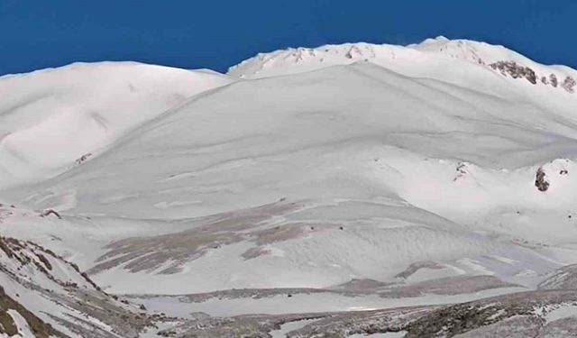 Süphan Dağı Mayıs ayında beyaza büründü