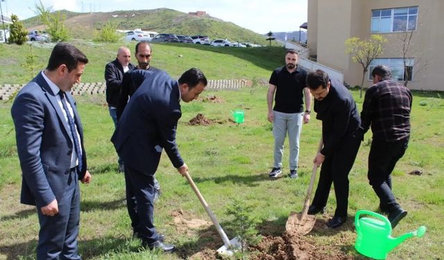 Tatvan Devlet Hastanesi bahçesinde fidan dikme etkinliği