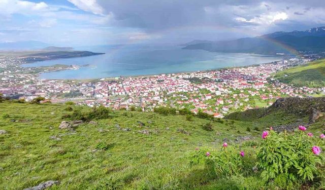 Tatvan’da gökkuşağı renk cümbüşü oluşturdu