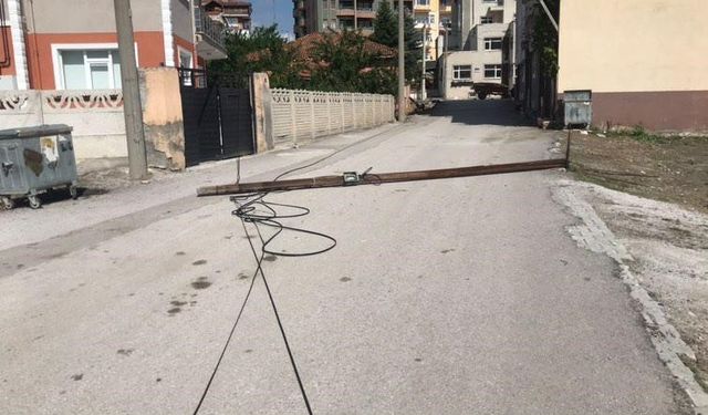 Telefon direğini deviren kepçe olay yerinden kaçtı